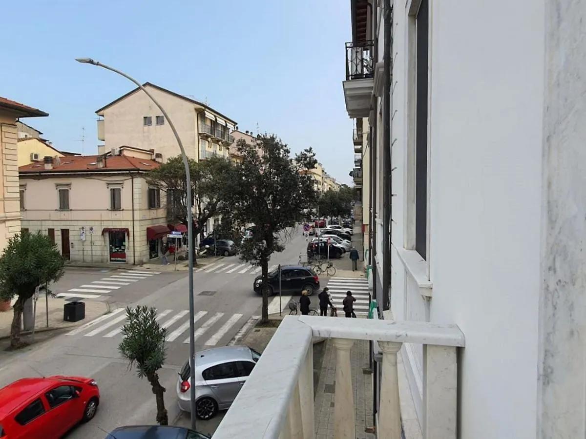 Foscolo 27 A 100 M Dal Mare Daire Viareggio